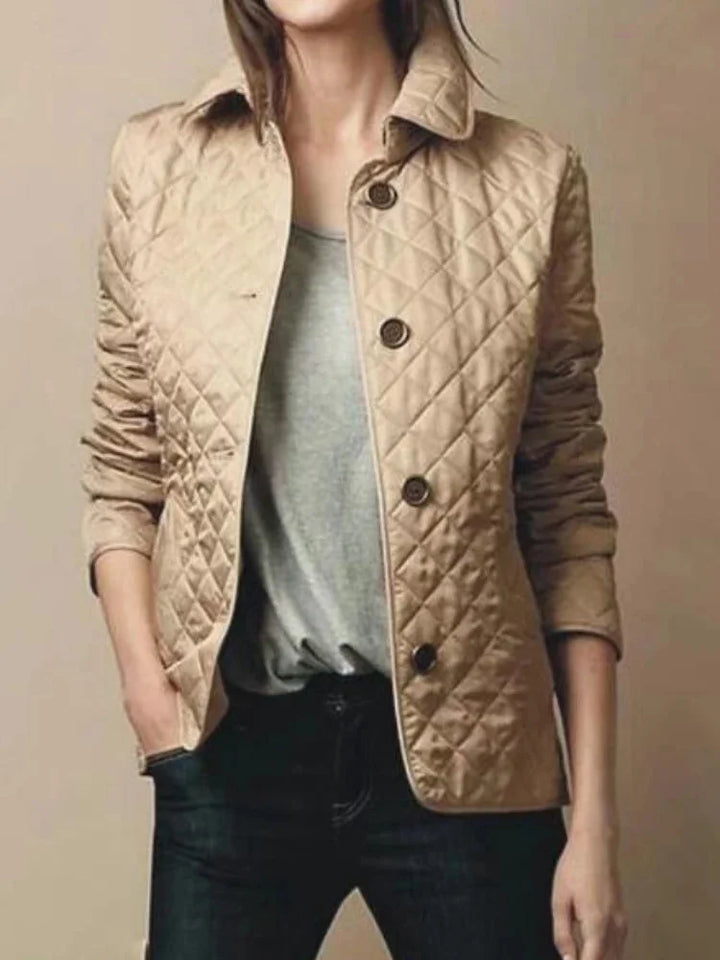 Braunes Damen Jackett mit gestepptem Design, Knopfverschluss und komfortabler Passform aus weichem Material.