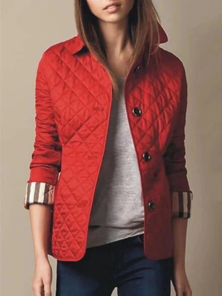 Rotes Damenjackett mit gestepptem Design, Knopfverschluss und praktischen Taschen, ideal für den modischen Alltag.