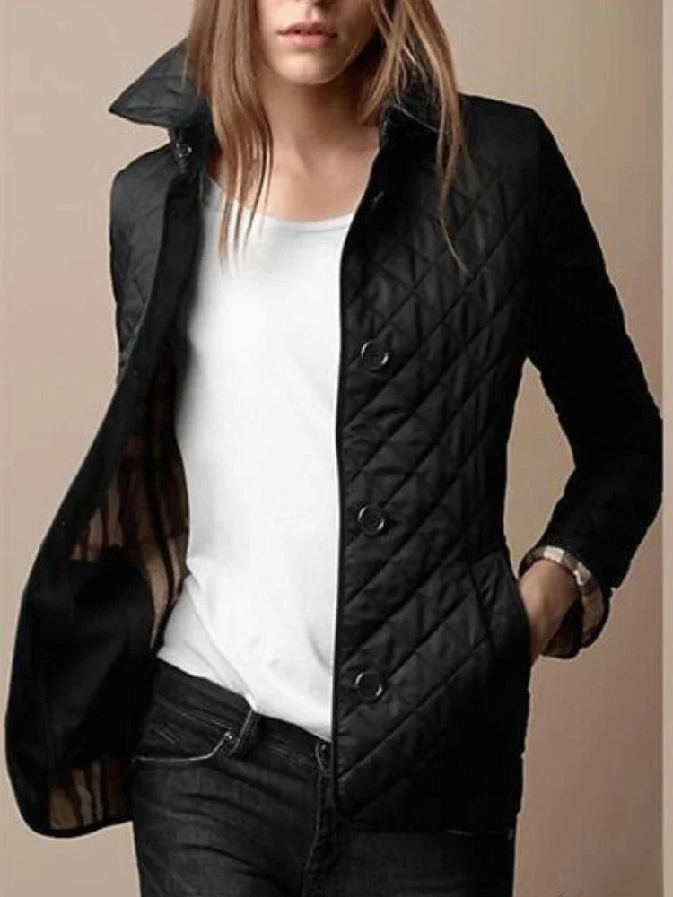 Schwarzes Damen Jackett aus leichtem Material mit gestepptem Design und klassischem Knopfverschluss für lässige Outfits.