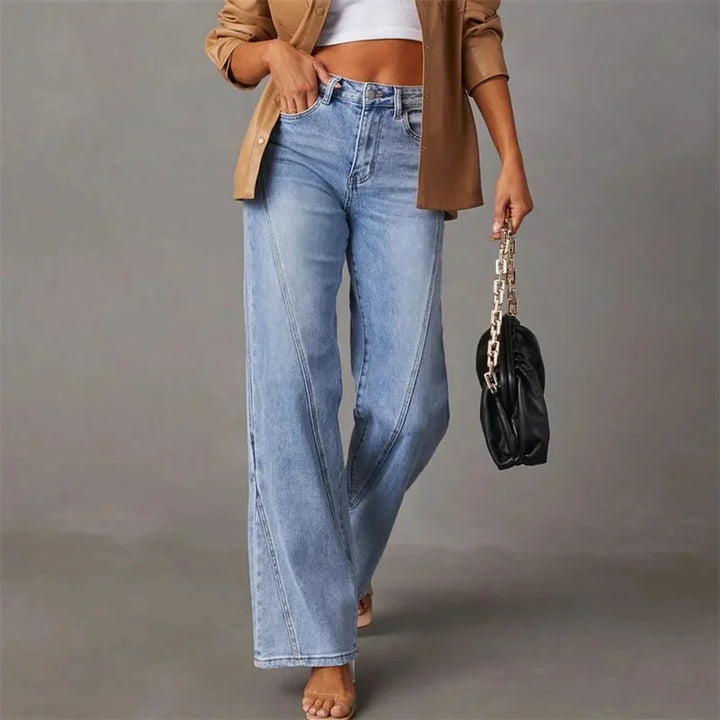 Damen Jeans mit geradem Bein in Hellblau, aus belastbarem Baumwollmaterial mit klassischem 5-Pocket-Design.