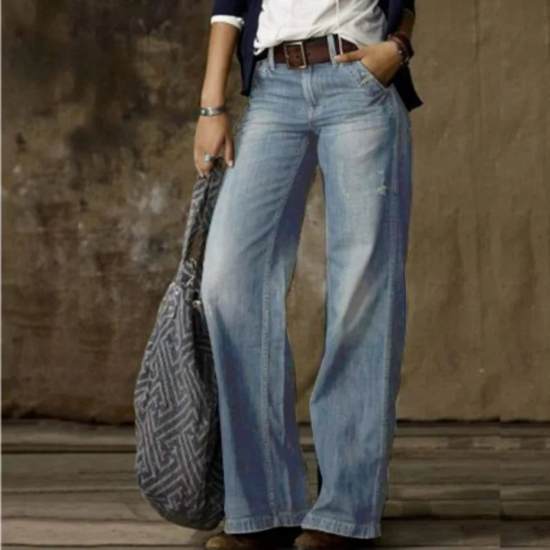 Damen Jeans in Hell Blau, hohe Taille, weites Bein aus Baumwolle, lässiger Schnitt für komfortable Passform und Stil.