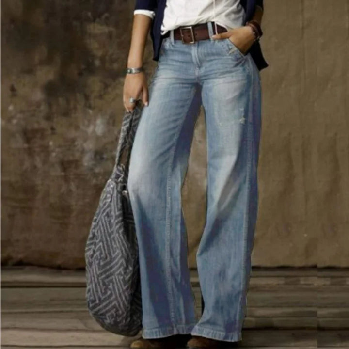 Damen Jeans in Hell Blau, hohe Taille, weites Bein aus Baumwolle, lässiger Schnitt für komfortable Passform und Stil.