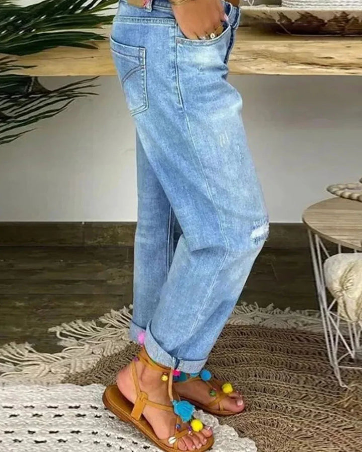 Damen Jeans in Blau mit Knopfleiste, Rissen und bequemer Baumwollmischung für lässigen Stil und Tragekomfort.