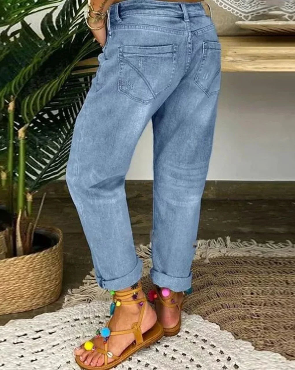 Damen Jeans in Blau mit Knopfleiste, Rissen und klassischem Schnitt aus bequemem, elastischem Material.
