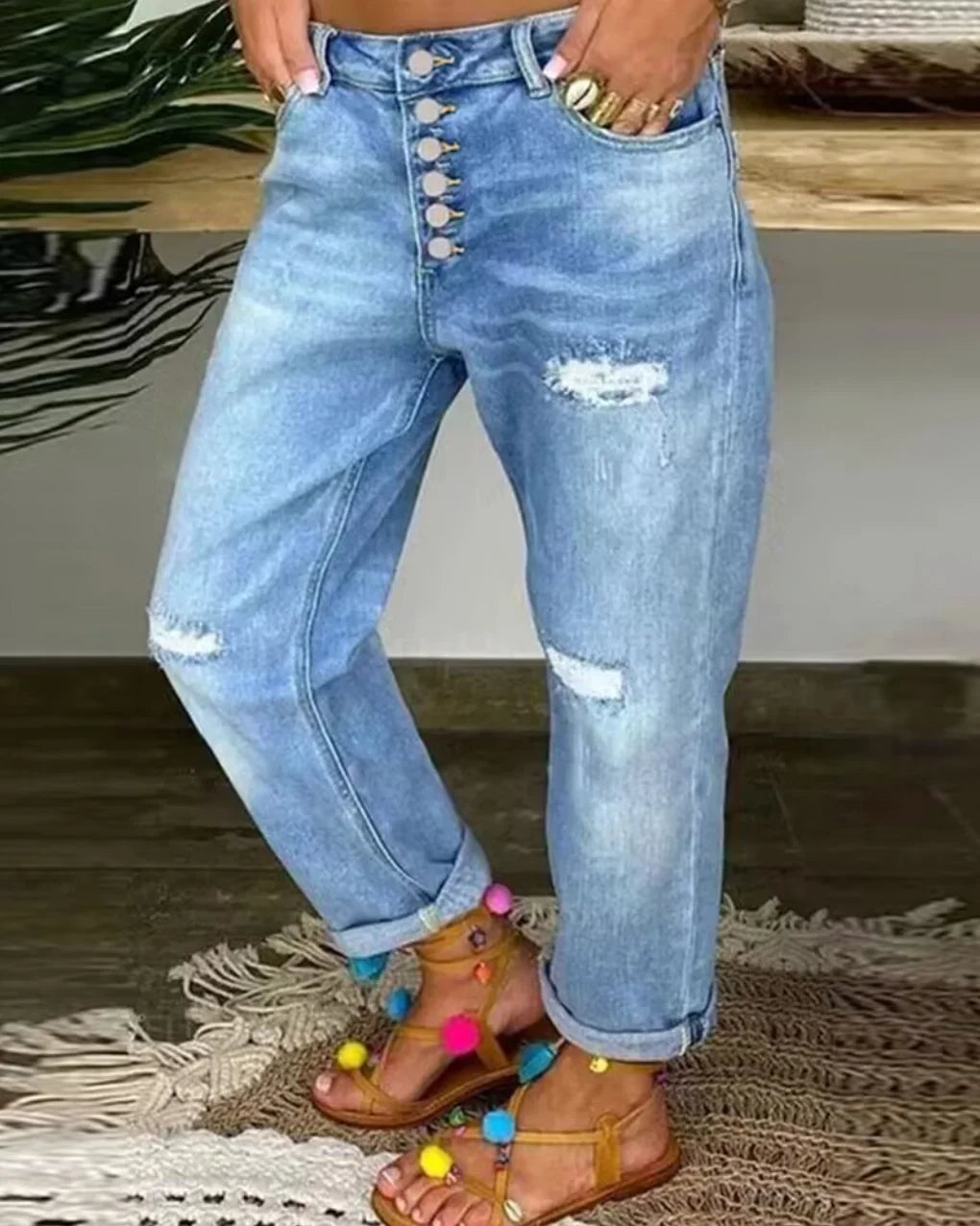 Damen Jeans in Blau mit Knopfleiste, Rissen und lässigem Schnitt aus robustem Denim für täglichen Komfort.