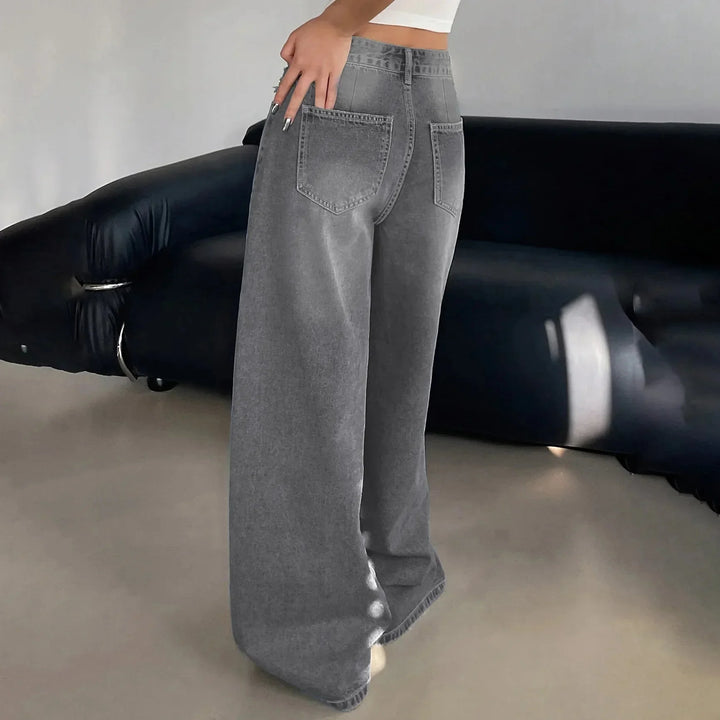 Helle Damen Jeans mit weitem Bein, lässig geschnitten, aus bequemem Denim mit fünf Taschen und Gürtelschlaufen.