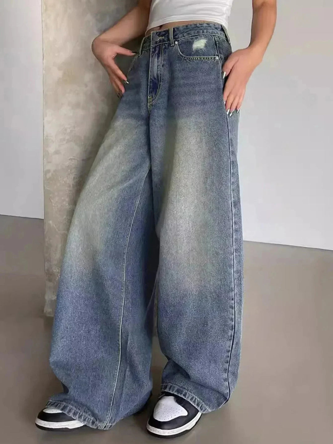 Blau Damen Jeans mit weitem Bein, lässiger Schnitt aus bequemem Denim, ideal für entspannte Outfits und vielseitige…