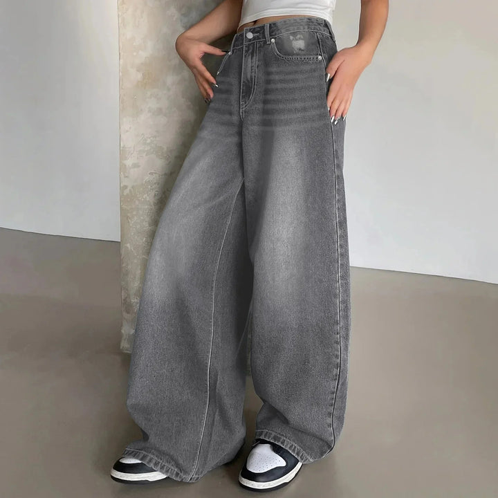 Grau Damen Jeans mit weitem Bein, lässiger Schnitt aus Baumwollmix für hohen Tragekomfort und vielseitigen Look.