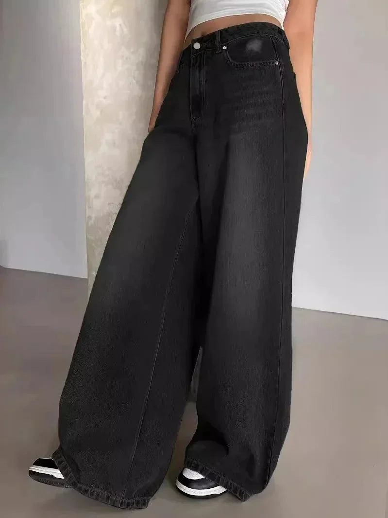 Schwarze Damen Jeans mit weitem Bein, lässiger Schnitt aus Baumwollmischung für optimalen Komfort und Bewegungsfreiheit.
