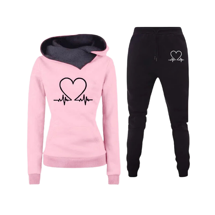 Damen Trainingsset in Rosa mit Herzmotiv, Kapuzenpullover und bequemer Passform aus atmungsaktivem Material.