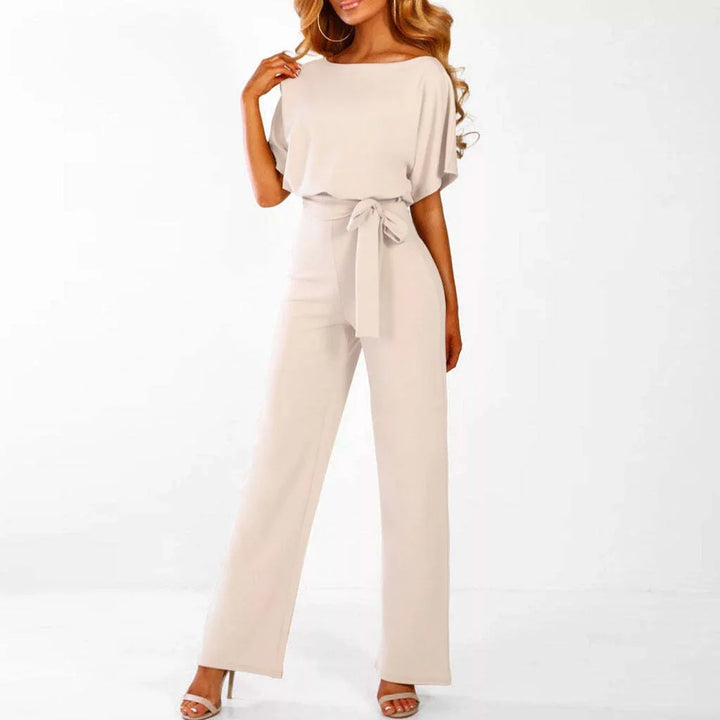Schwarzer Damen Jumpsuit aus leichtem Stoff, mit Gürtel, kurzem Ärmel und V-Ausschnitt - perfekt für sommerliche Anlässe.