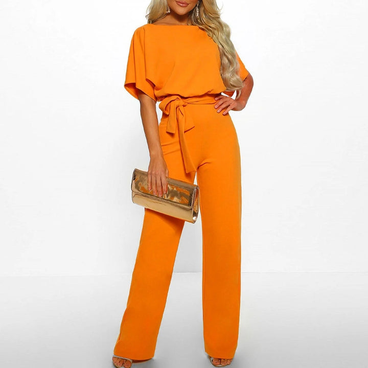 Gelber Damen Jumpsuit aus leichtem Stoff mit kurzen Ärmeln und Gürtel - lässig und modern für den Sommerlook.
