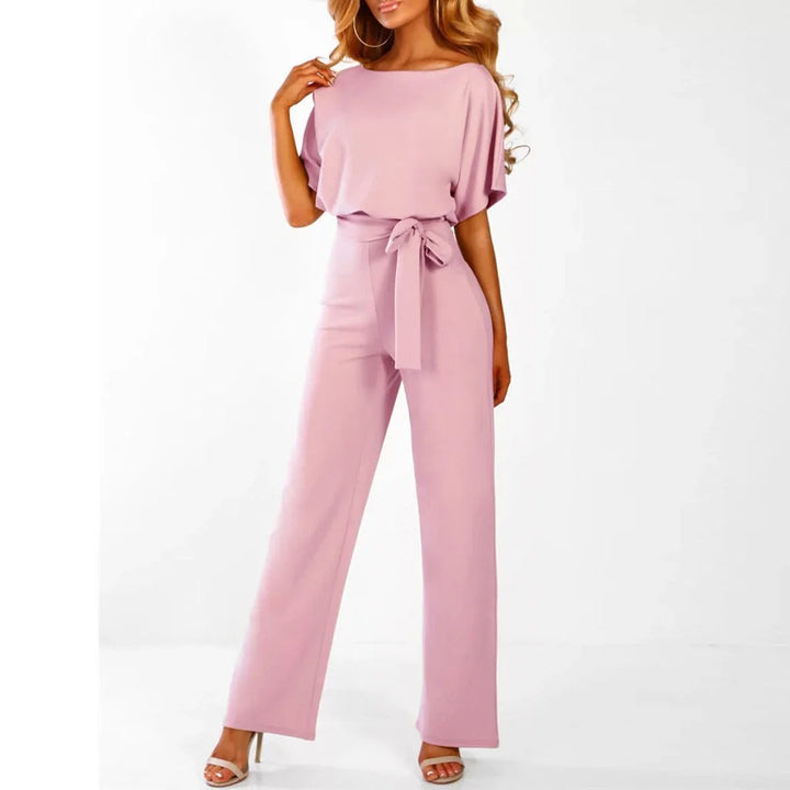 Rosa Damen Jumpsuit aus bequemem Stoff mit Gürtel und kurzen Ärmeln - ideal für den Sommer und lässige Anlässe.