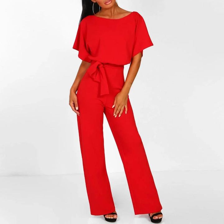 Roter Damen Jumpsuit aus Polyester mit kurzen Ärmeln, tailliertem Schnitt und Gürtel, ideal für stylische Sommer-Looks.