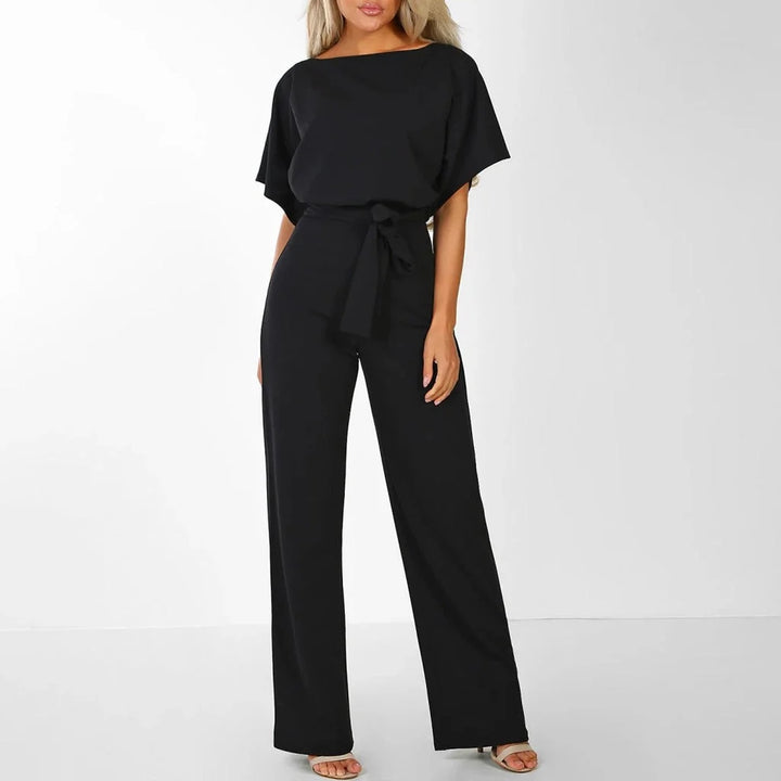 Schwarzer Damen Jumpsuit aus leichtem Stoff mit Gürtel, kurzen Ärmeln und modernem Design.