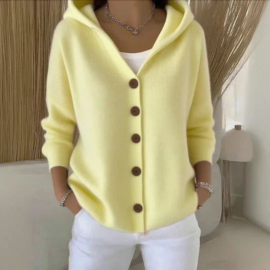 Gelber Damen Kapuzen-Cardigan aus bequemer Baumwolle mit Knöpfen, ideal für lässige Outfits und entspannte Tage.