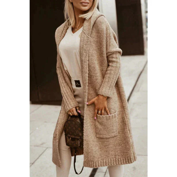 Damen Kapuzen-Strickjacke aus weichem Material mit Schriftzug und praktischen Taschen für gemütliche Freizeitoutfits.