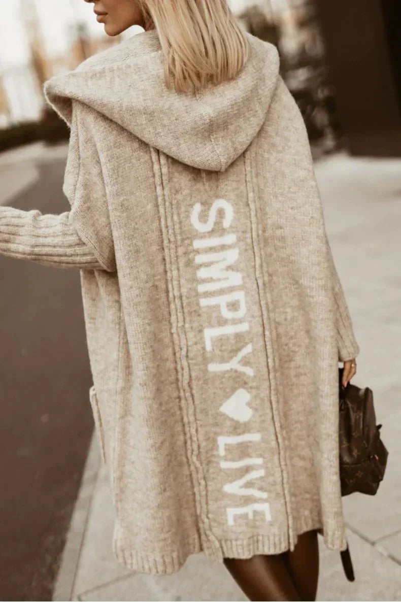 Damen Kapuzen-Strickjacke in Creme mit Schriftzug, praktischen Taschen und weichem, angenehmem Material für den Alltag.