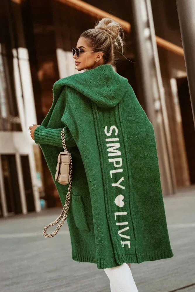 Grüne Damen Kapuzen-Strickjacke aus weicher Baumwolle, mit Schriftzug und praktischen Taschen für einen lässigen Look.