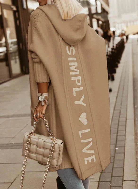 Damen Kapuzen-Strickjacke in Khaki mit Schriftzug, Taschen und weichem Material für bequemen Alltag.