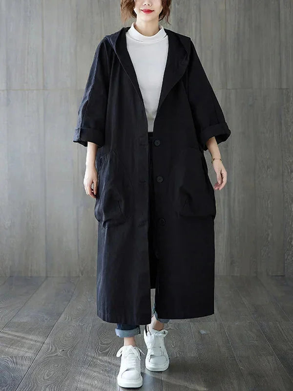 Damen Kapuzen-Trenchcoat aus leichtem Stoff mit großen Taschen und taillierter Passform in klassischem Beige.