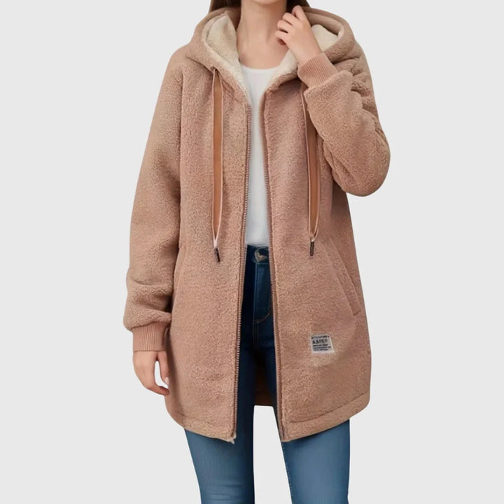 Braune Damen Kapuzenfleecejacke mit Reißverschluss, praktischen Taschen und weichem, warmem Material für kühle Tage.