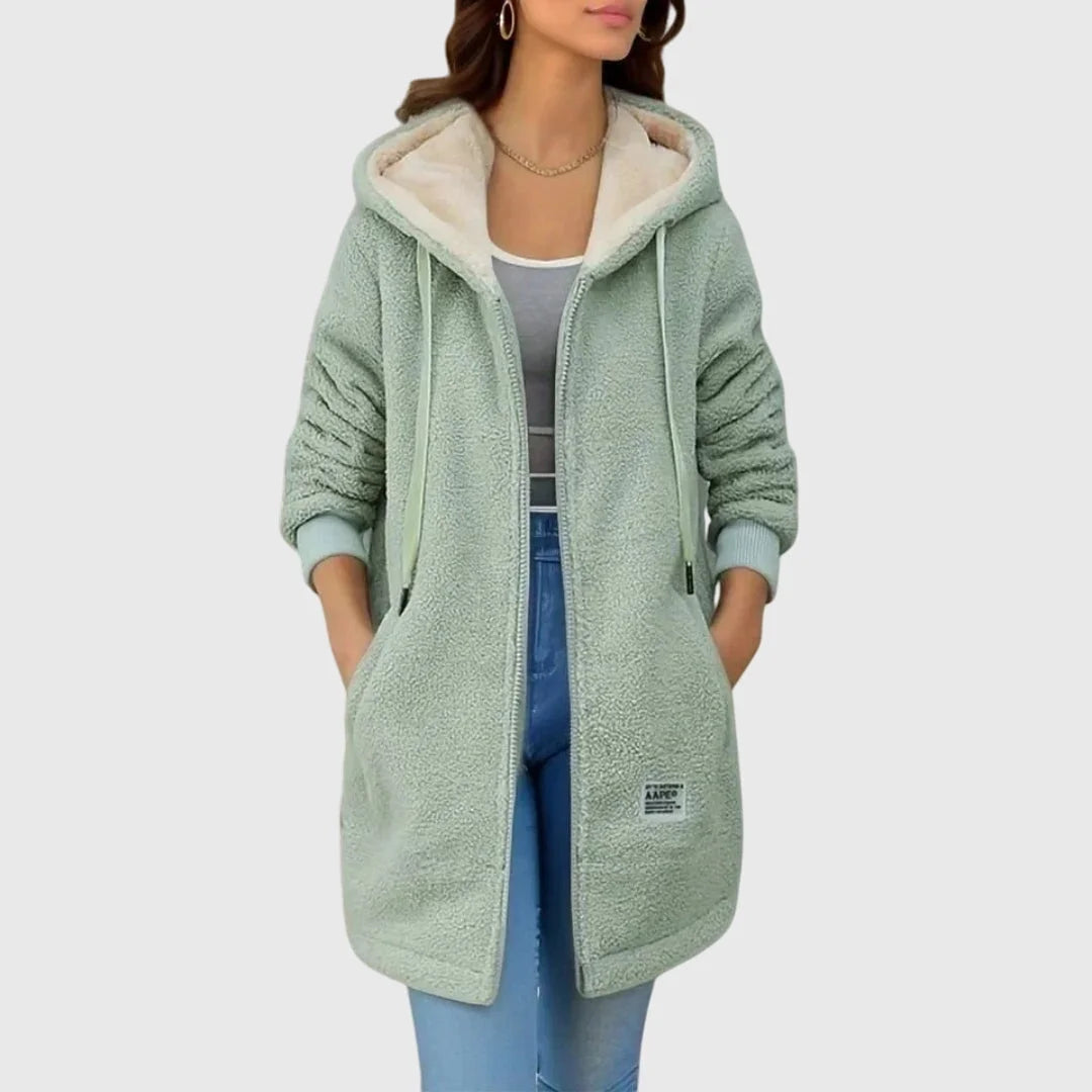Grüne Damen Kapuzenfleecejacke mit Reißverschluss, Taschen und weichem, warmem Fleecematerial für Komfort und Schutz.