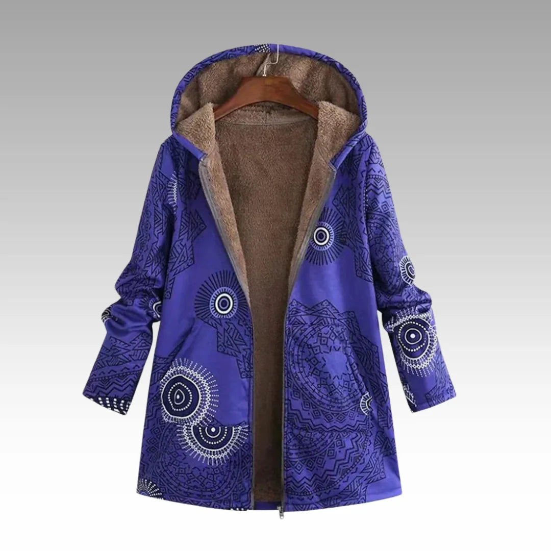 Damen Kapuzenjacke in Lila mit Muster und weichem Fleece-Futter für angenehmen Tragekomfort und Wärme.