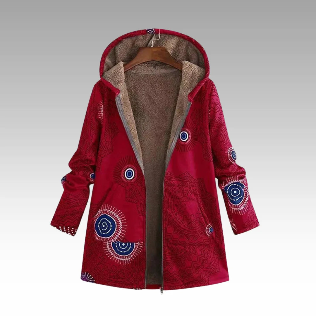Damen Kapuzenjacke in Rot mit Muster, Fleece-Futter und Kängurutaschen für gemütlichen Tragekomfort an kalten Tagen.