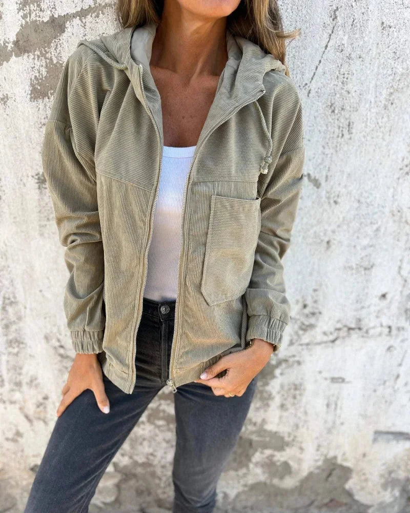 Damen Kapuzenjacke in Olivgrün, aus Baumwolle, mit Reißverschluss, Kordelzug und praktischen Taschen für den Alltag.