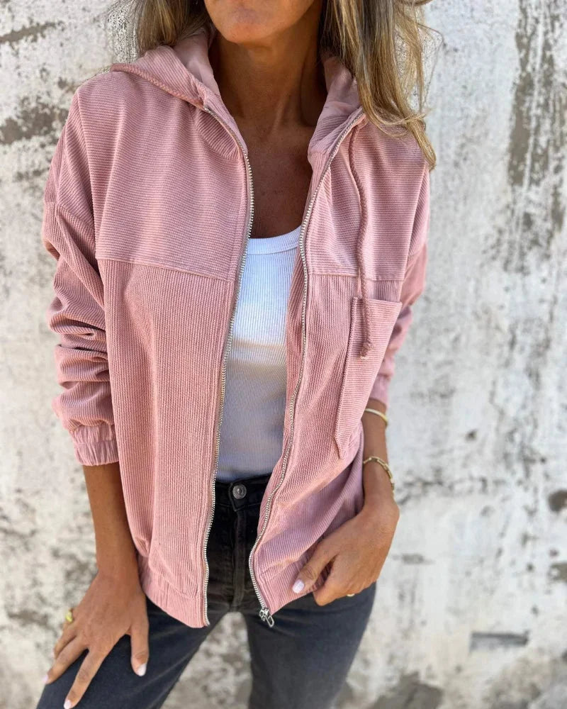 Rosafarbene Damen Kapuzenjacke aus Baumwolle mit Reißverschluss und Kordelzug für verstellbare Passform und Komfort.