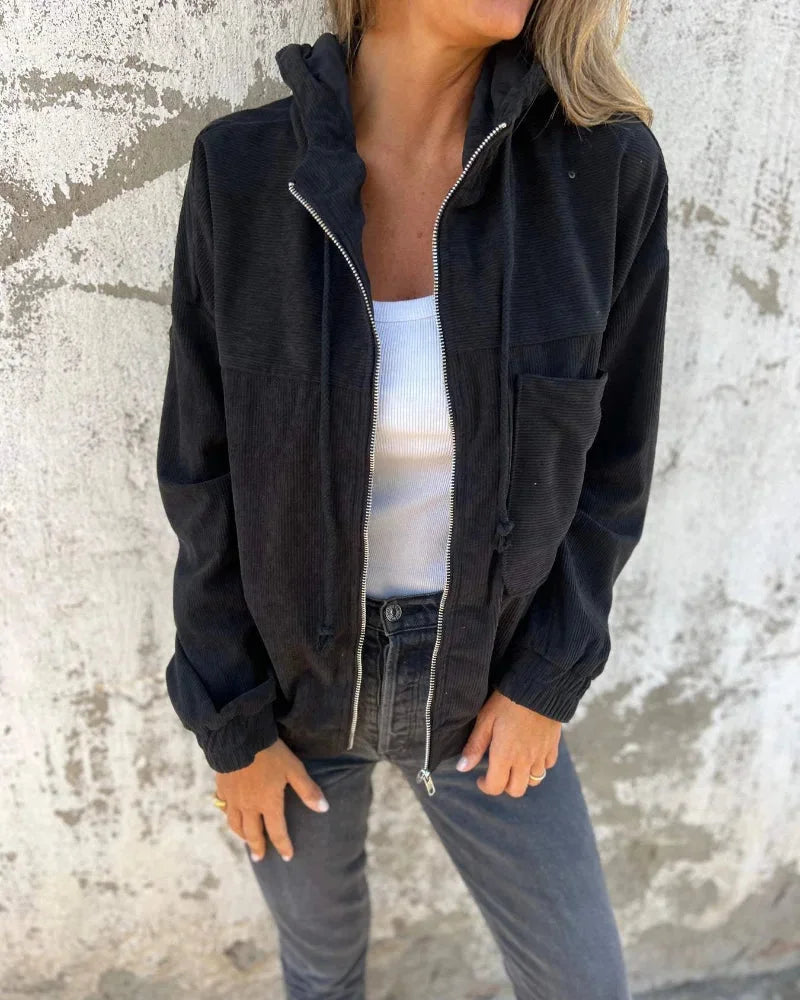 Damen Kapuzenjacke in Tiefschwarz, aus weichem Material, mit Reißverschluss und Kordelzug für individuelle Anpassung.