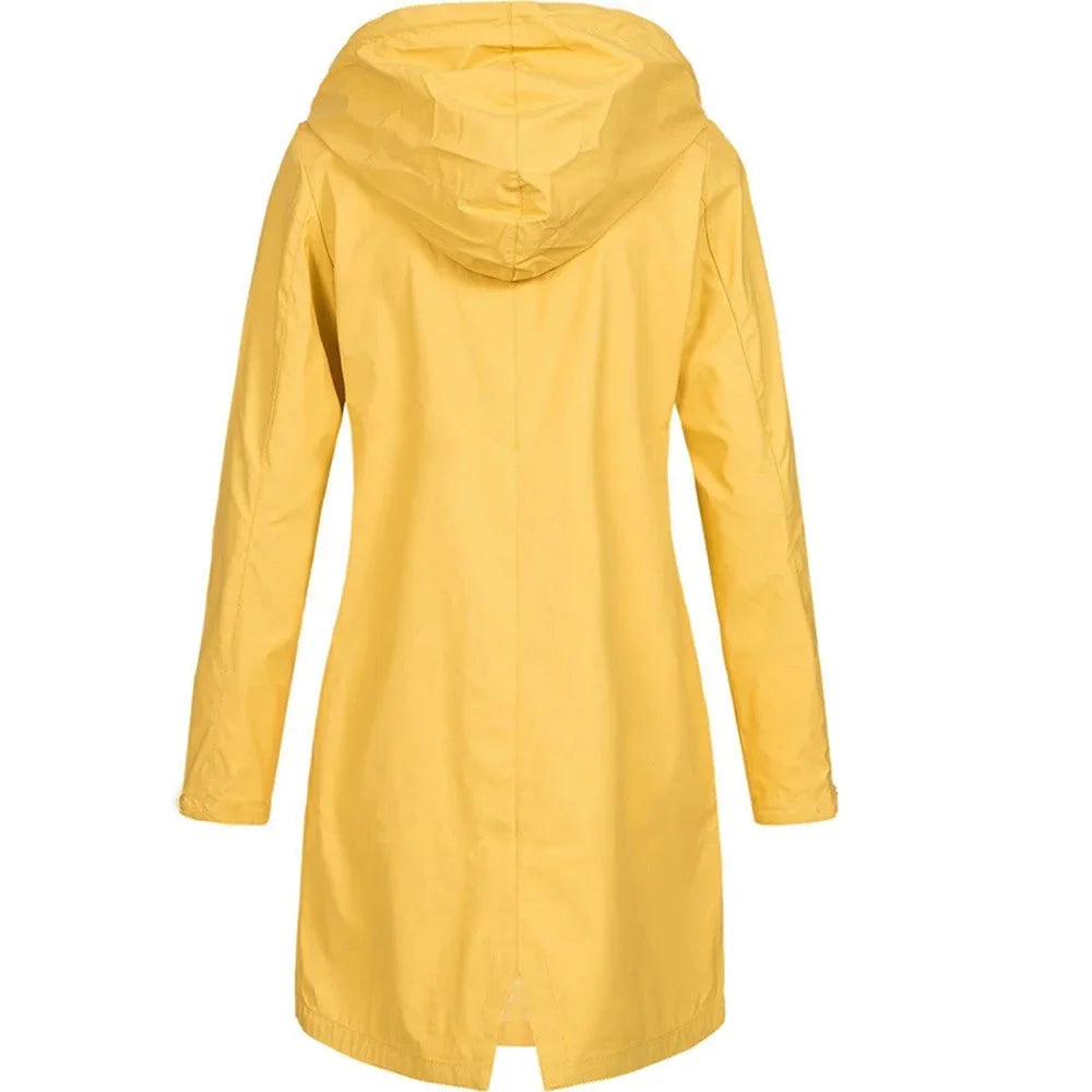 Damen Kapuzenmantel aus weichem Material, langer Schnitt mit praktischen Rückenschlitz für Bewegungsfreiheit und Stil.