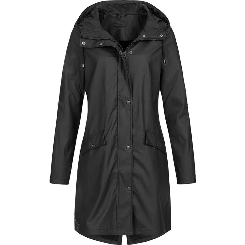 Schwarzer Damen Kapuzenmantel aus weichem Material, lang geschnitten mit Rückenschlitz für Bewegungsfreiheit und Stil.