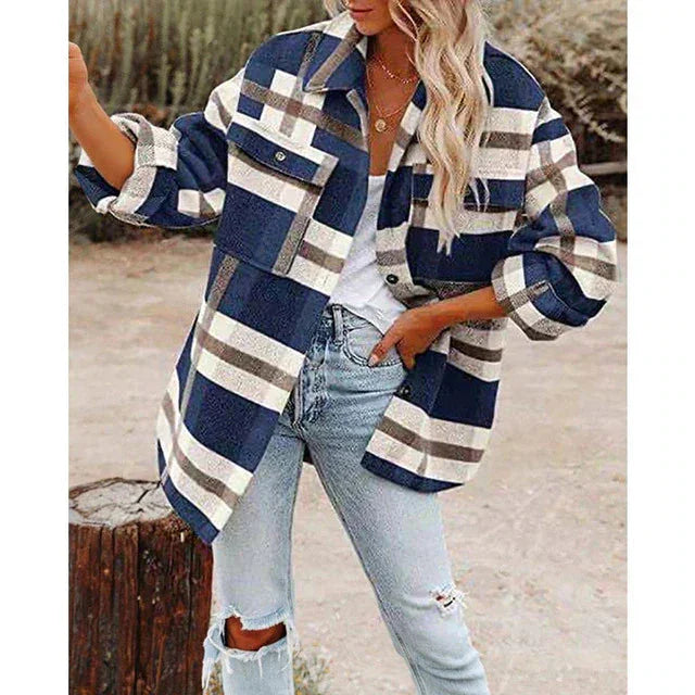 Damen Karierte Übergrößenjacke in Blau mit Knopfleiste, hergestellt aus leichtem, atmungsaktivem Material für den Alltag.