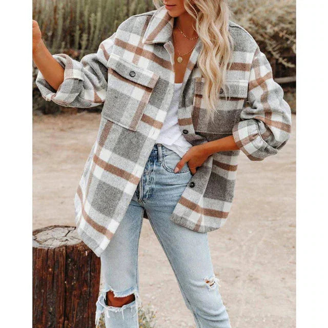 Khaki Damenjacke in Übergröße mit Karomuster und Knopfleiste, ideal für Layers und lässige Outfits.