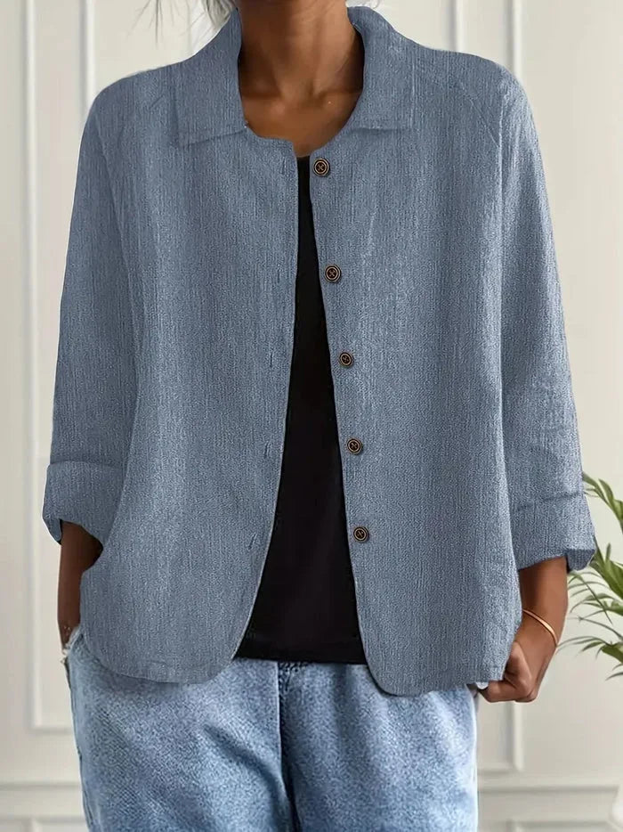 Blaues Damenbluse aus leichtem Baumwollmaterial mit Knopfleiste und klassischem Design, ideal für den Alltag.