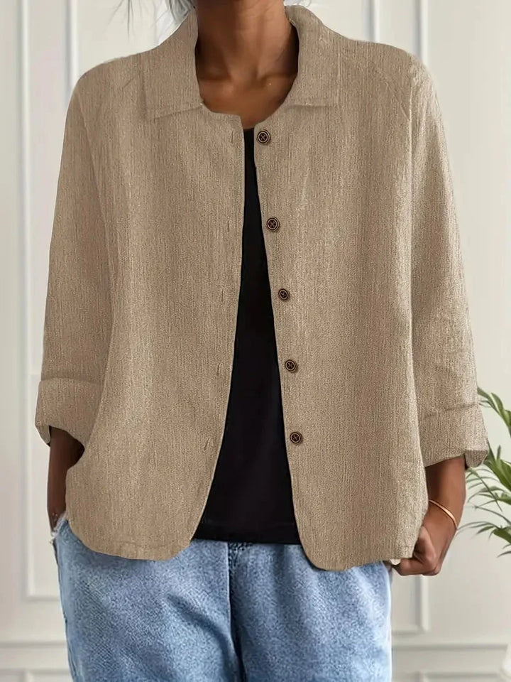 Braune Damenbluse aus leichtem Baumwollmaterial mit Knopfleiste und klassischem Schnitt für einen zeitlosen Look.