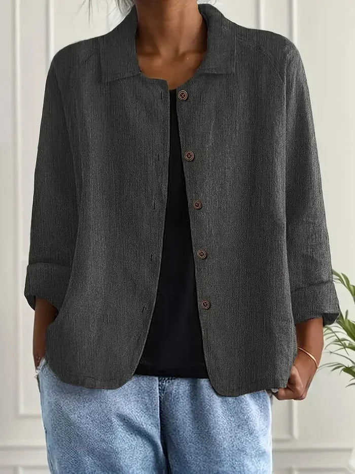 Dunkelgraue Damenbluse aus leichtem Baumwollmaterial mit Knopfleiste und klassischem Schnitt für Alltag und Freizeit.