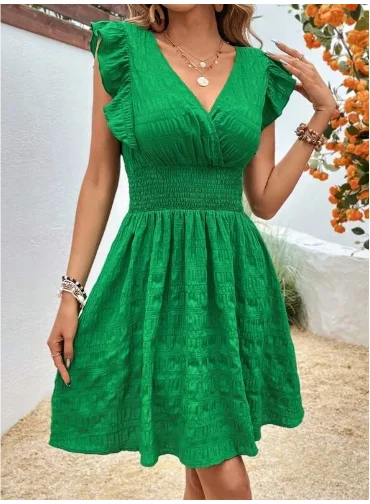 Grünes Damen-Kleid mit Rüschenärmeln und tailliertem Schnitt, aus hochwertigem Stoff für elegante Anlässe.