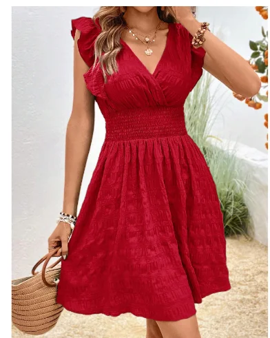 Rotes Damen-Kleid aus weichem Material mit verspielten Rüschenärmeln und tailliertem Schnitt.