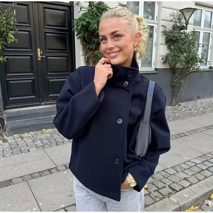 Korte Damenjacke mit Knöpfen, Stehkragen, aus strapazierfähigem Material für einen modernen Look. Ideal für den Alltag.