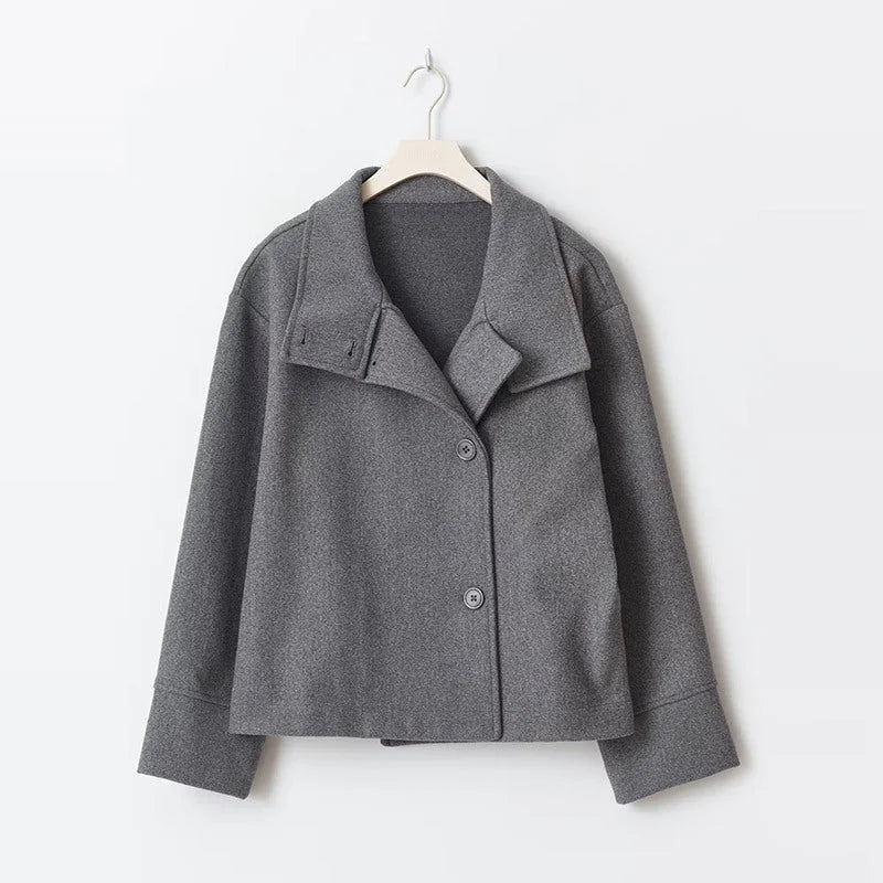 Damen Korte Jacke aus leichtem Material mit Knöpfen und Stehkragen in schlichter, eleganter Form.