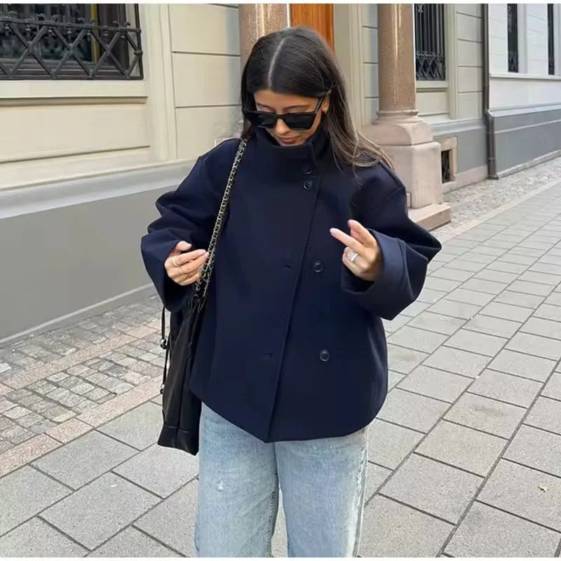 Damen Korte Jacke aus hochwertigem Stoff, mit dekorativen Knöpfen und einem stilvollen Stehkragen in modischem Schnitt.