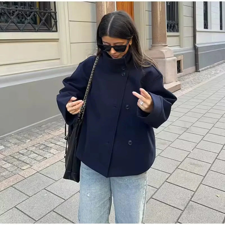Damen Korte Jacke aus hochwertigem Stoff, mit dekorativen Knöpfen und einem stilvollen Stehkragen in modischem Schnitt.