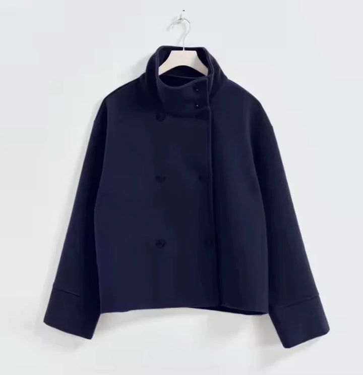 Damen Korte Jacke in Marineblau, aus strapazierfähigem Material, mit Knöpfen und klassischem Stehkragen für einen modernen…