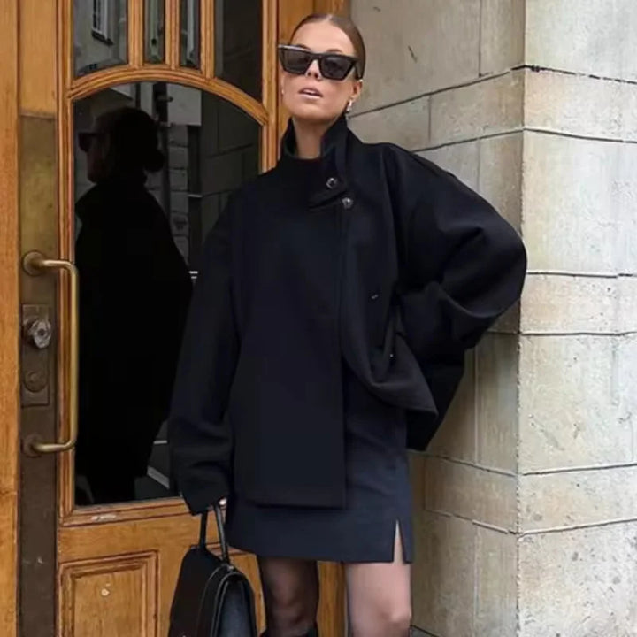 Schwarze Damen Korte Jacke mit Knöpfen, Stehkragen und robustem Material, perfekt für kalte Tage. Nur 6 auf Lager.