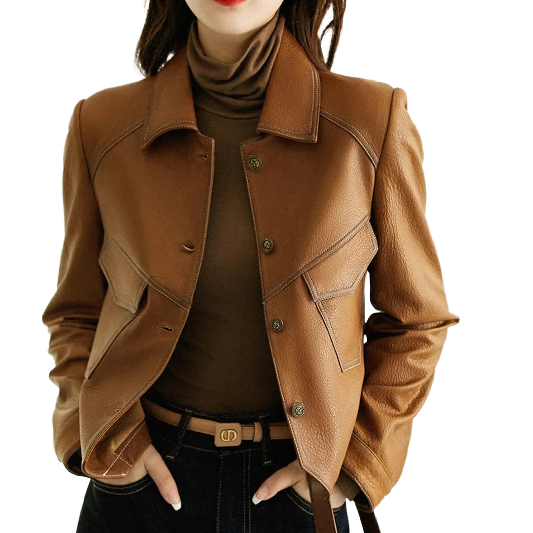 Braune Damenjacke mit Stehkragen, Knopfleiste und weichem Material, ideal für den Übergang.