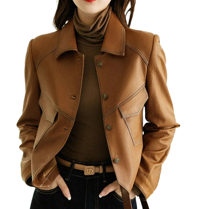 Braune Damenjacke mit Stehkragen, Knopfleiste und weichem Material, ideal für den Übergang.