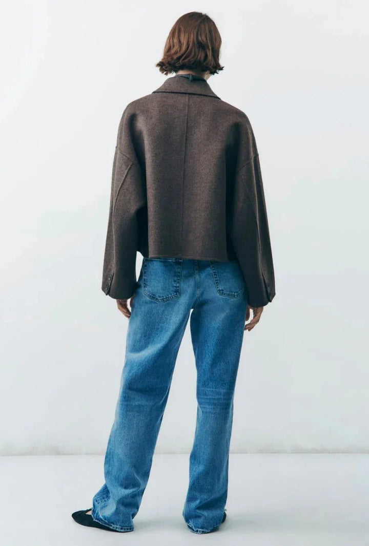 Braune Damen Kurzjacke aus Baumwolle mit Knopfverschluss und modernen Details für lässige Outfits.